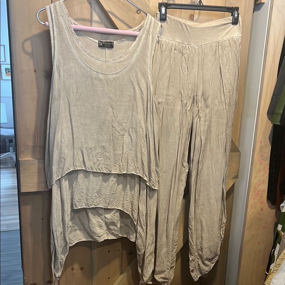 Women's 3 piece Cream Pants & camis Set. Made in Italy 🇮🇹